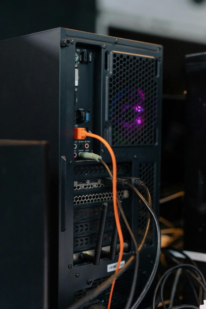 Vários cabos de PC organizados sobre uma mesa, demonstrando técnicas de organização de cabos para setups pequenos.