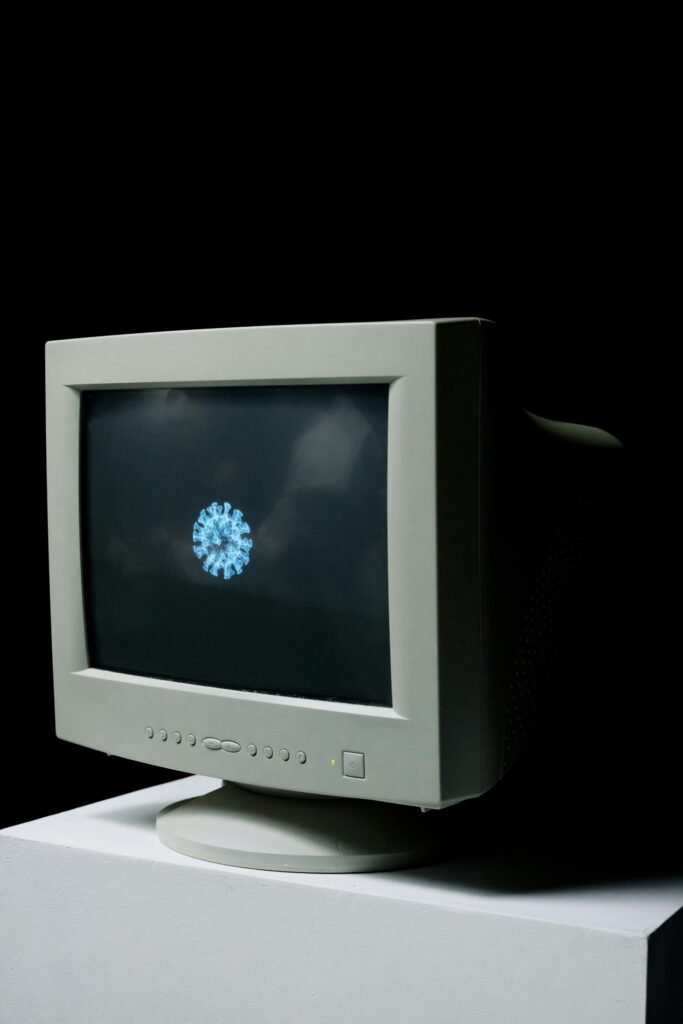 Computador antigo com gabinete bege, monitor CRT e teclado clássico, representando a era dos jogos antigos de PCs dos anos 2000.