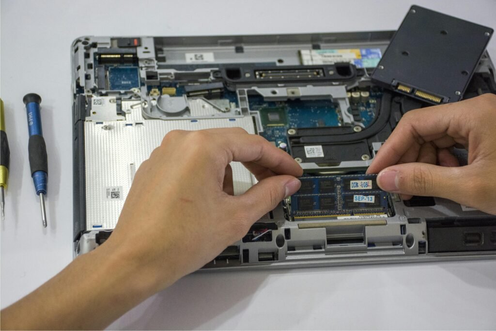 Homem trocando o SSD de um notebook para melhorar o desempenho do computador