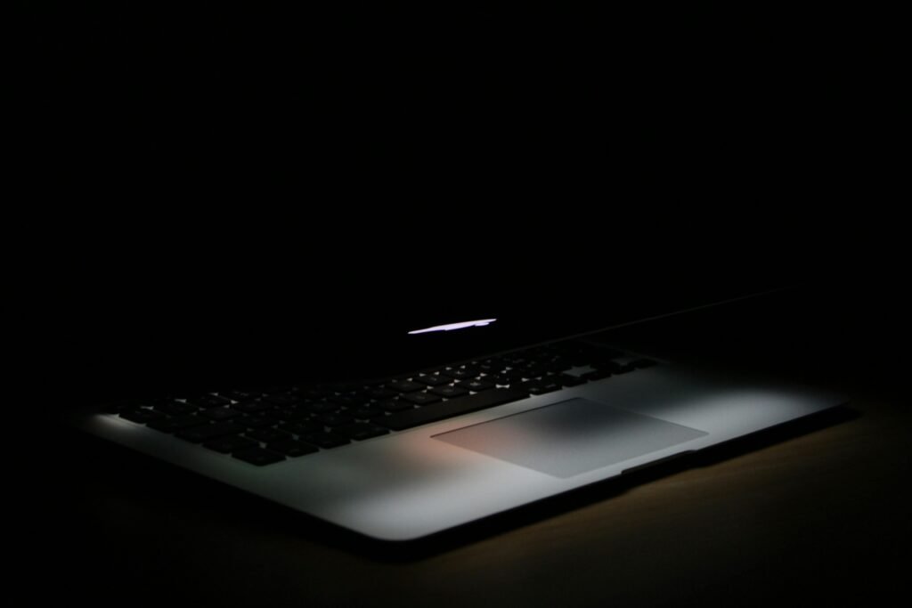 Notebook funcionando em ambiente com pouca ventilação e baixa iluminação, representando os desafios de usar notebook em ambiente quente.