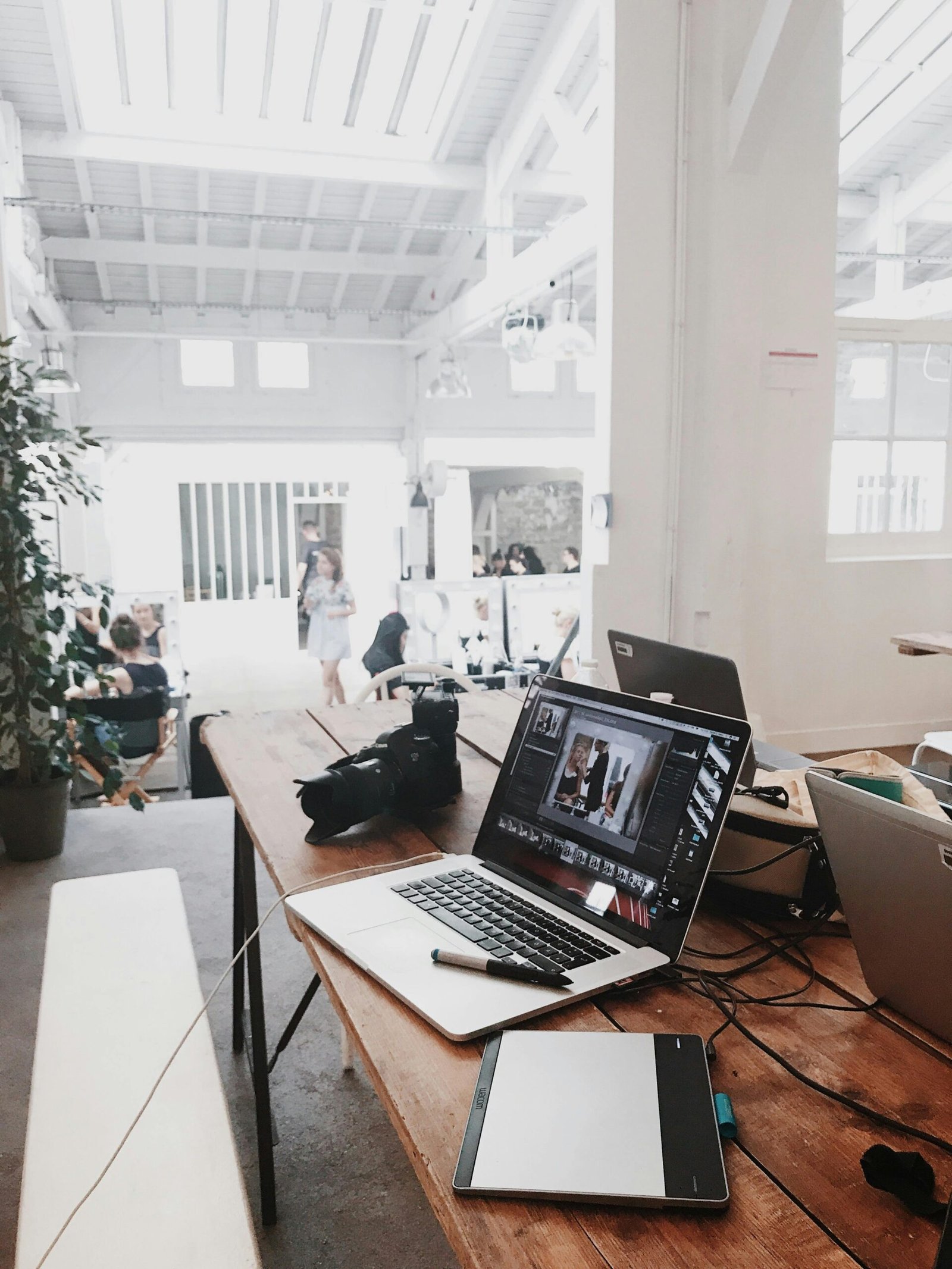 Mesa moderna com dispositivos tecnológicos, incluindo notebook, smartphone e acessórios eletrônicos, representando o universo da tecnologia e inovação digital.
Se quiser, posso adaptar o texto dependendo da imagem específica que escolher dentro dessa busca. Quer que eu faça isso?