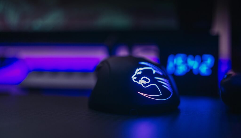 Mouse gamer preto com design ergonômico e botões programáveis, ideal para jogos de alta precisão e conforto prolongado.