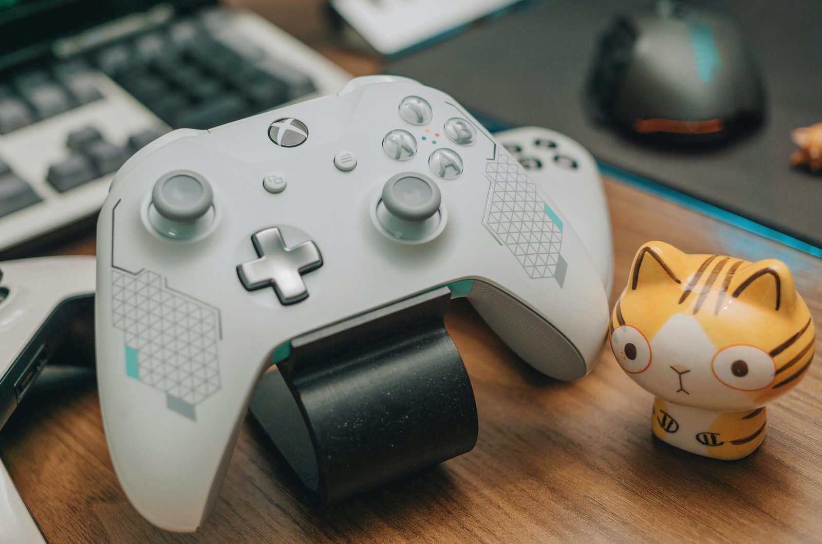 Controle de Xbox em destaque, ideal para gamers que buscam desempenho, precisão e conforto durante jogos no console ou no PC.