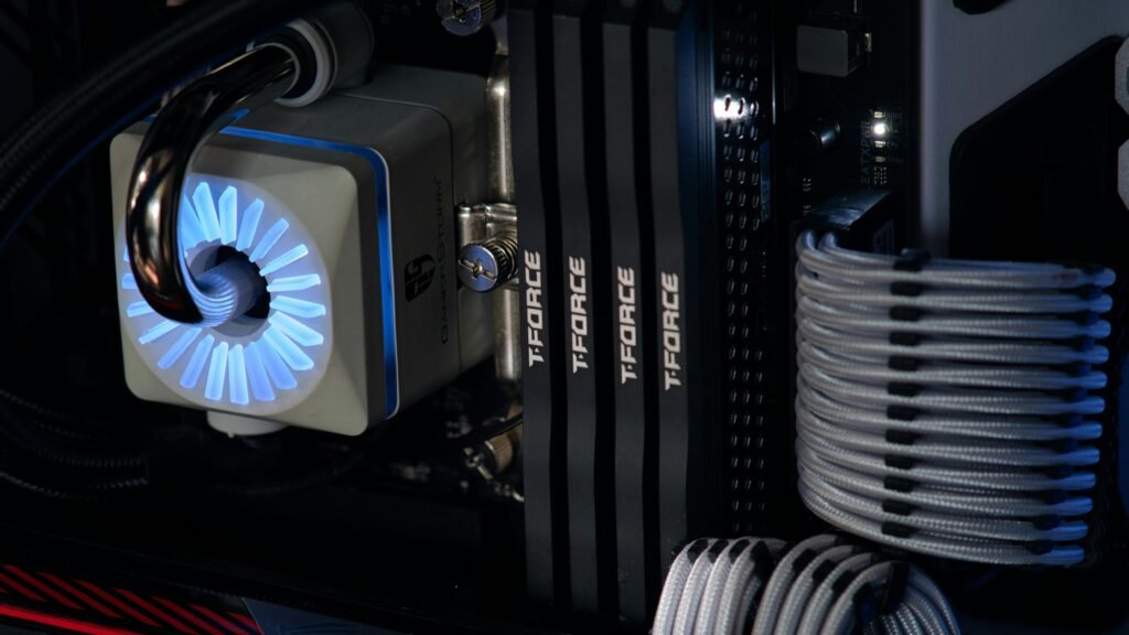 Setup gamer com 16GB de RAM, ideal para melhor desempenho em jogos modernos