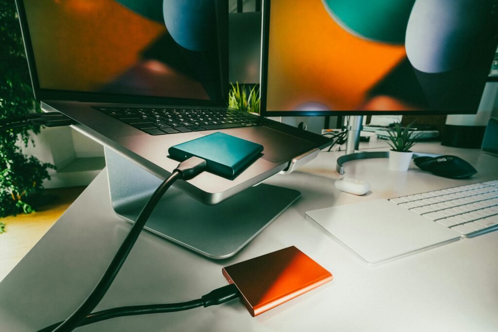 Notebook com dois SSDs conectados via USB para expandir o armazenamento de forma prática