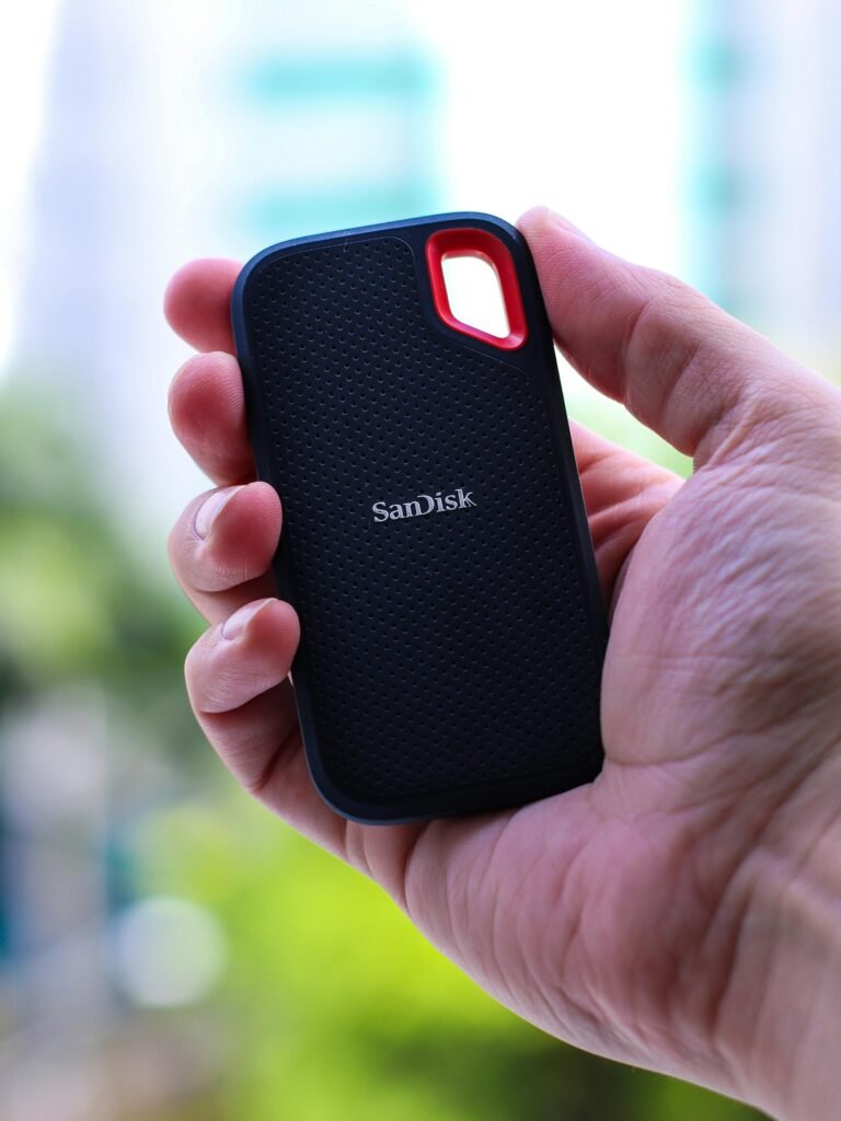 Upgrade de armazenamento: homem mostra SSD SanDisk nas mãos