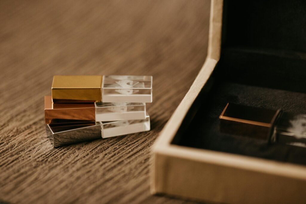 Conjunto de pen drives compatíveis com Windows, representando opções de dispositivos para quem quer saber como usar ReadyBoost de forma eficaz.