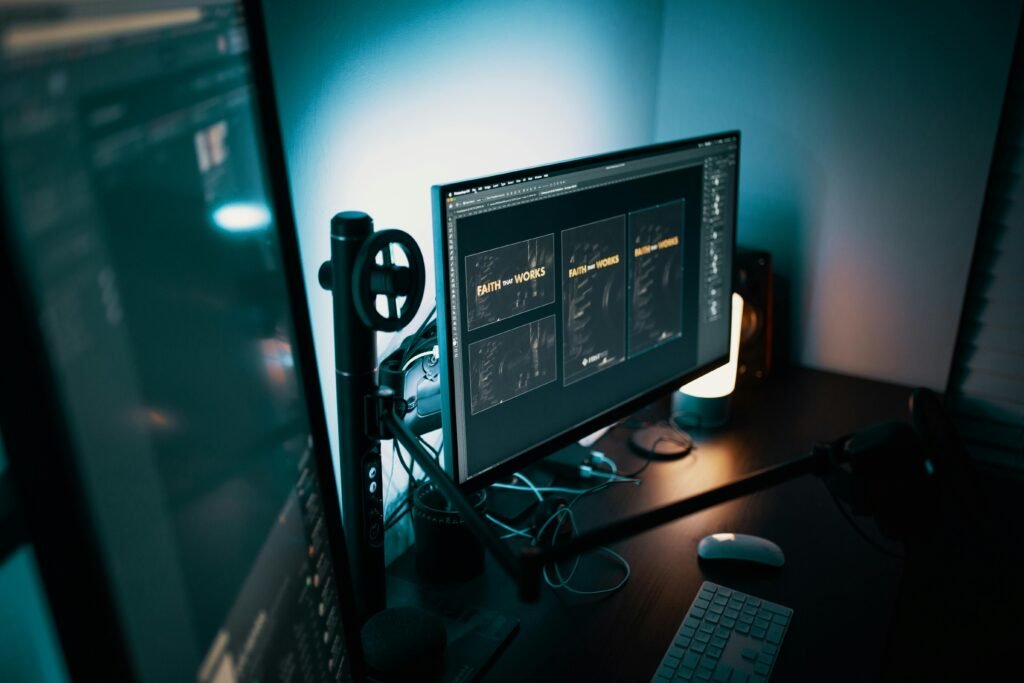Monitor com setup gamer simples e funcional, ideal para quem busca um monitor gamer bom e barato em 2025 para jogos e produtividade.
