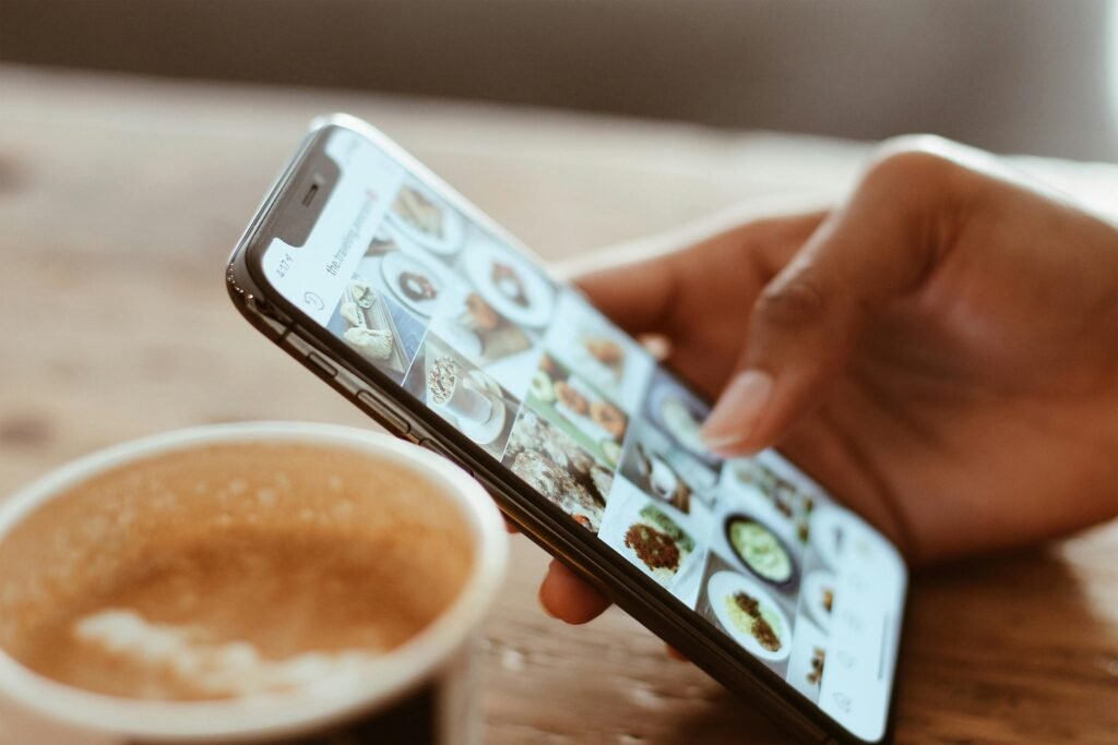 Mão segurando smartphone Android, simbolizando o uso de apps para recuperar fotos apagadas Android sem root.
