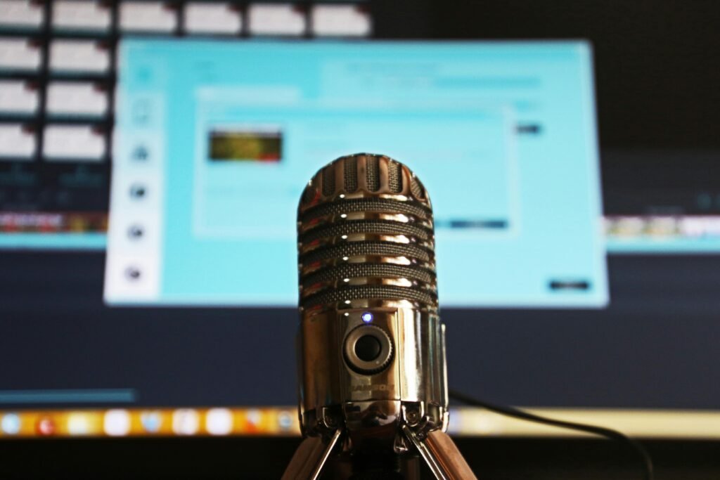 Microfone cinza de alta performance, indicado para gravações claras e nítidas, muito popular entre criadores de conteúdo, podcasters e streamers em 2025.