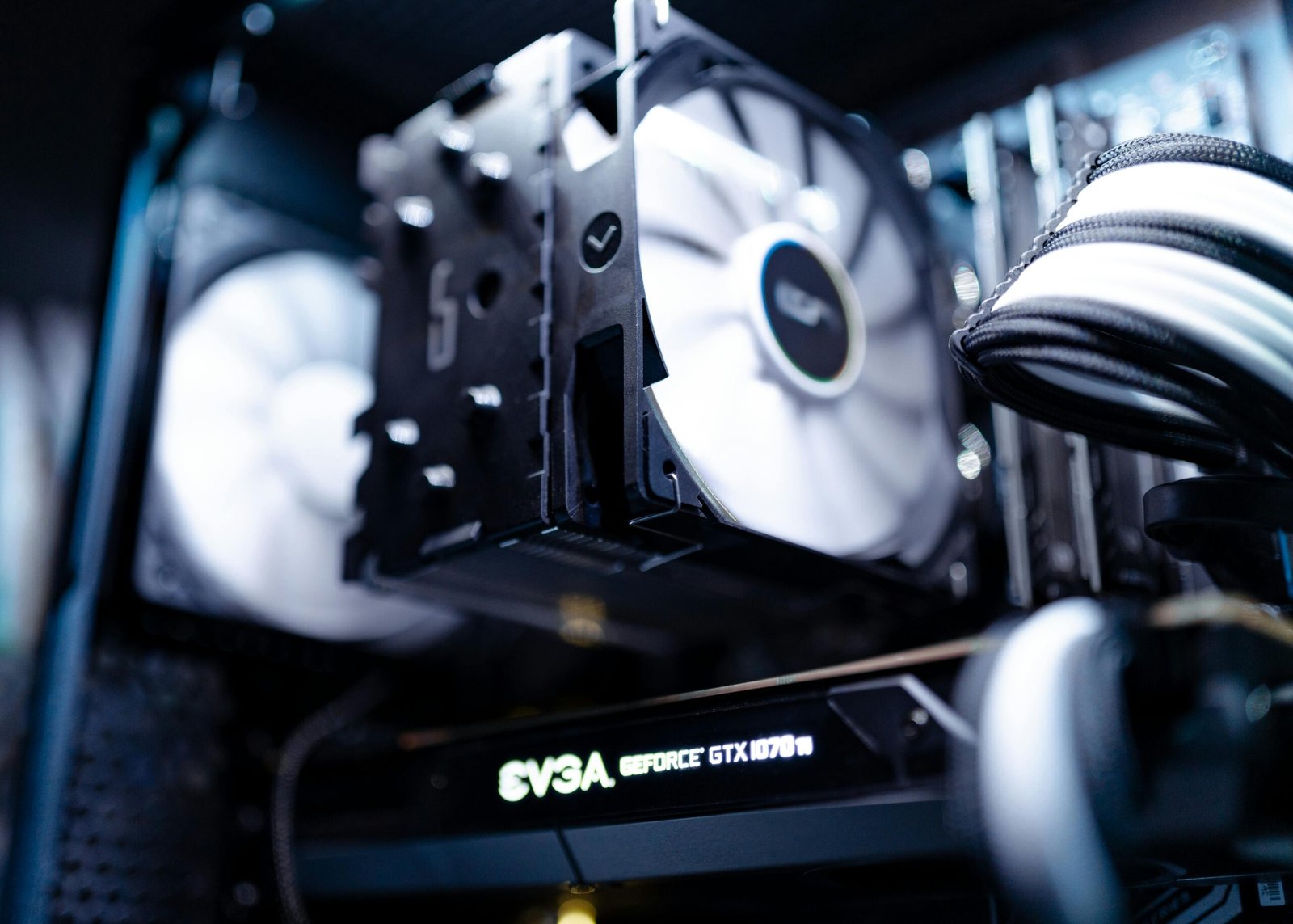 Cooler de computador preto e branco, essencial para manter a refrigeração e garantir desempenho ao montar um PC gamer barato e eficiente.