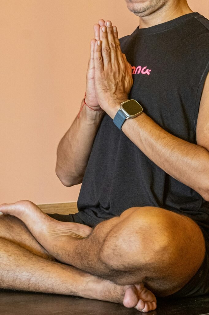 Pessoa usando smartwatch com foco na tela, representando o monitoramento de nível de estresse e exercícios de respiração guiada — funções pouco conhecidas do smartwatch.