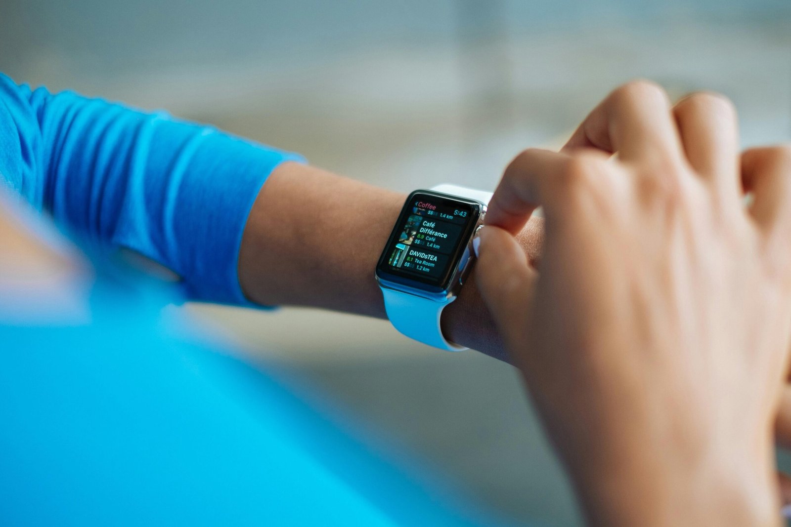 Smartwatch sobre a mesa em destaque, sugerindo funcionalidades pouco exploradas além do monitoramento básico.