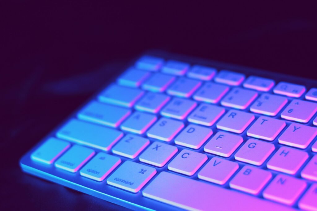 Teclado de computador em destaque, ilustrando a origem dos atalhos de teclado mais usados atualmente.