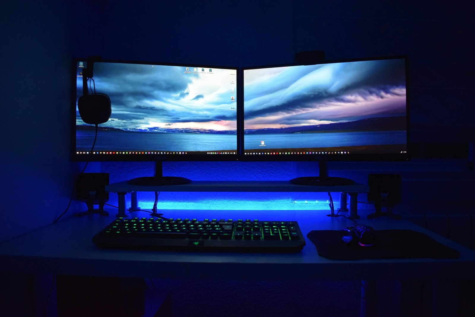 Dois computadores lado a lado em uma mesa de trabalho, simbolizando tecnologia, produtividade e soluções digitais para o dia a dia.