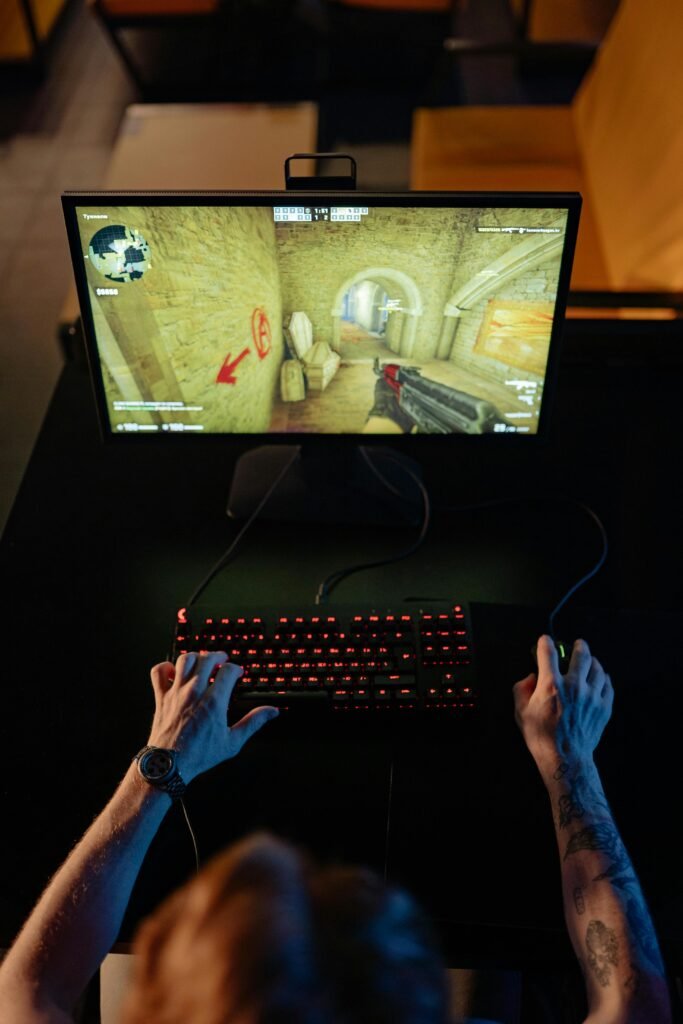 Pessoa jogando em um PC gamer montado em casa, exemplo prático de como montar um PC gamer barato e eficiente para uso diário.