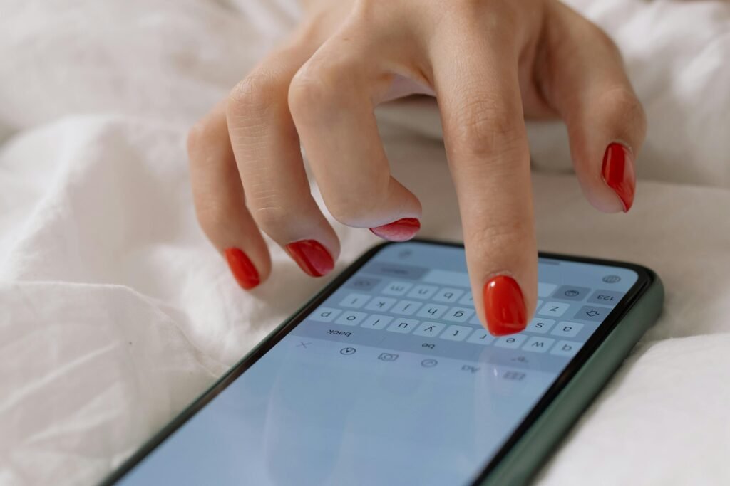 Tela de smartphone mostrando apps em segundo plano causando celular esquentando e descarregando rápido