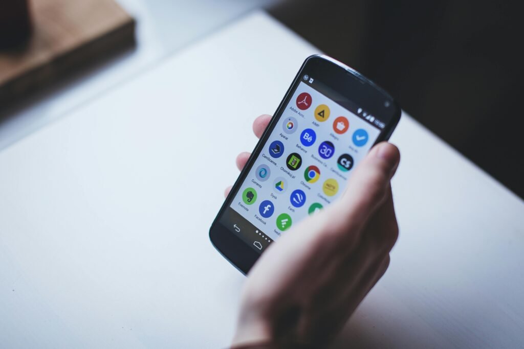 Mão segurando smartphone com alerta de bateria mostrando celular esquentando e descarregando rápido