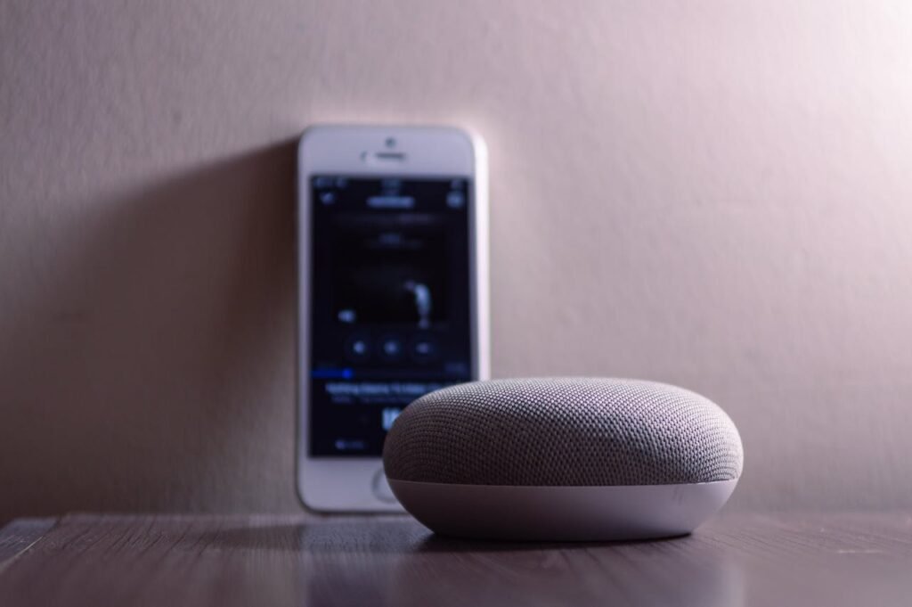Alto-falante do celular que está com som baixo visto de perto sobre superfície de mesa
