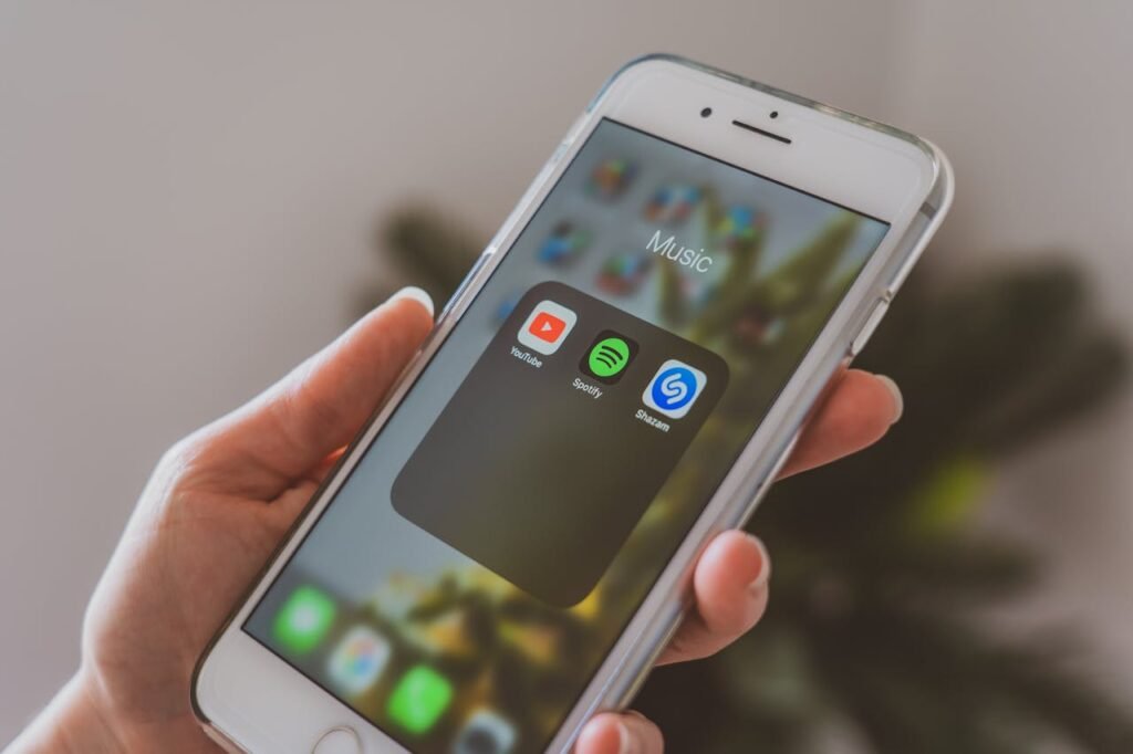 Alto-falante do celular que está com uma pessoa segurando o celular
