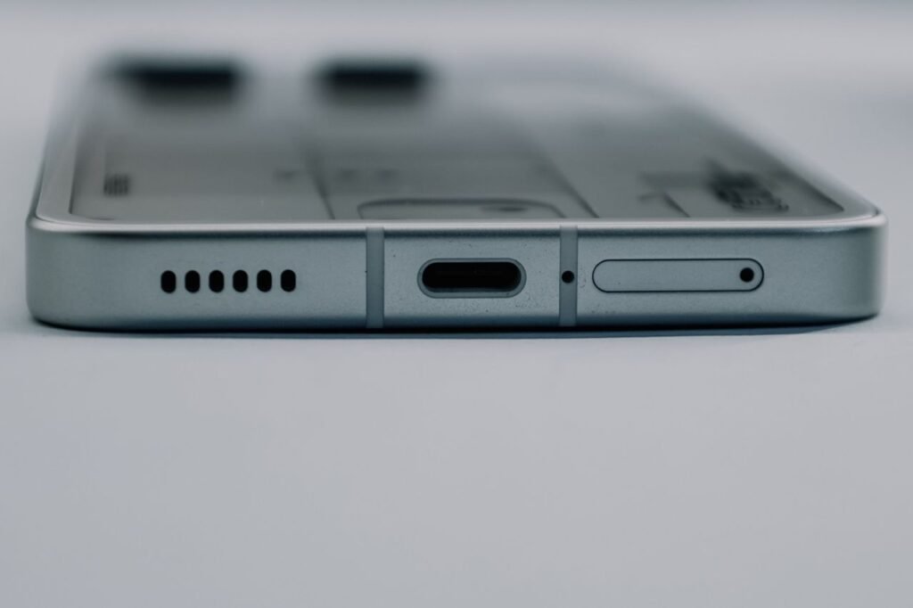 Celular sobre mesa mostrando alto-falante com som baixo que precisa de limpeza adequada
