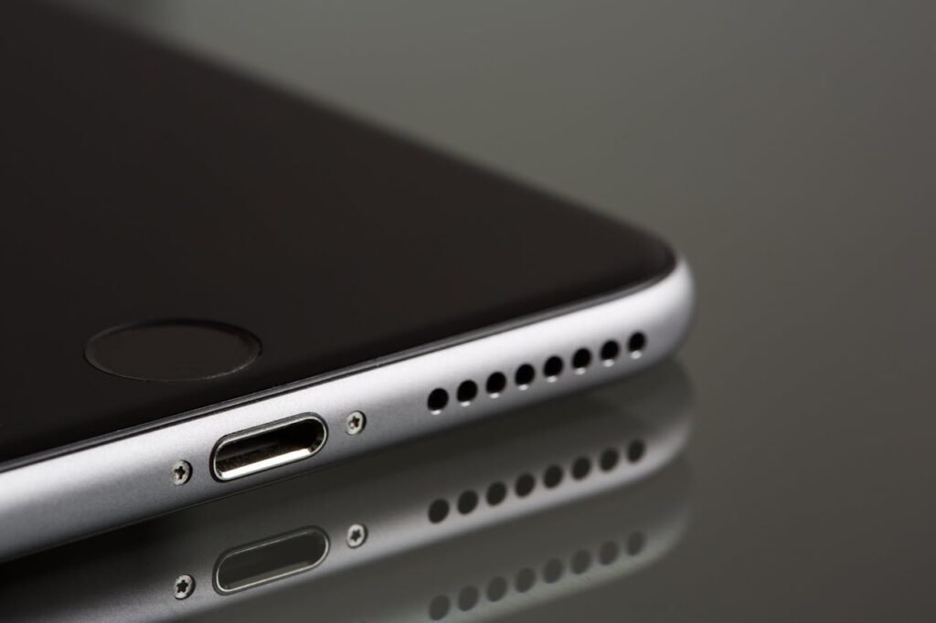 Como limpar o alto-falante do celular que está com som baixo - smartphone sobre mesa com grade do speaker visível