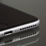 Como limpar o alto-falante do celular que está com som baixo - smartphone sobre mesa com grade do speaker visível