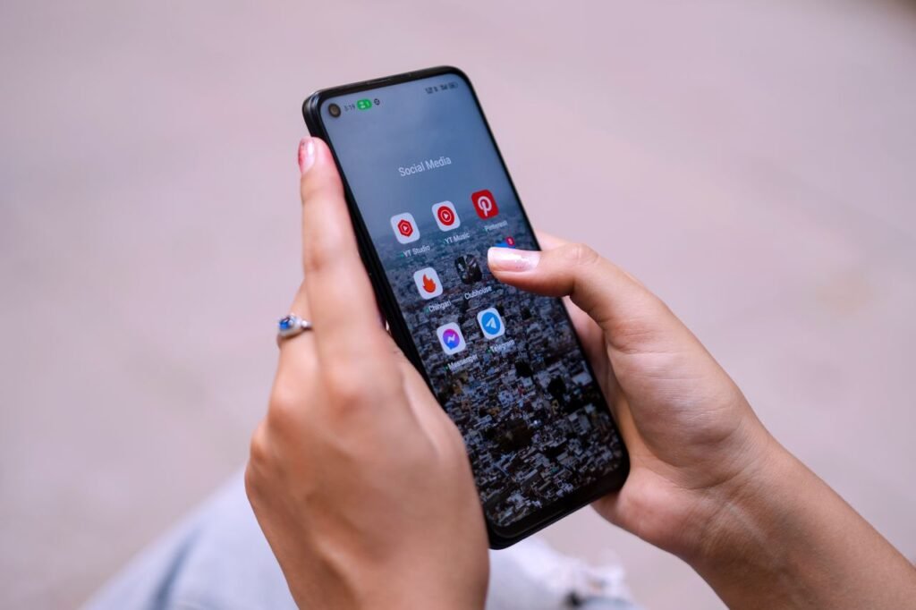 Como limpar o alto-falante do celular - imagem mostrando grade do speaker que causa som baixo
